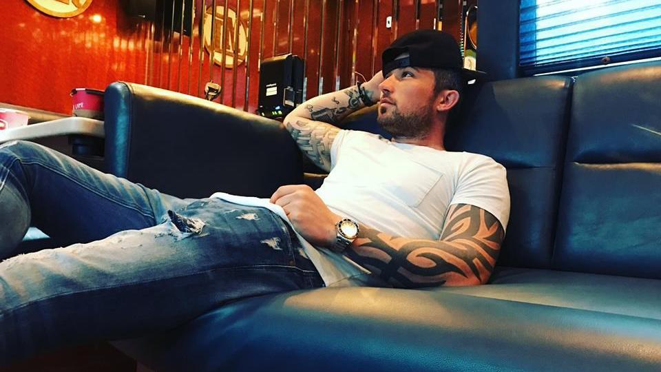 Fast-rising country newcomer Ray test runs solo trek